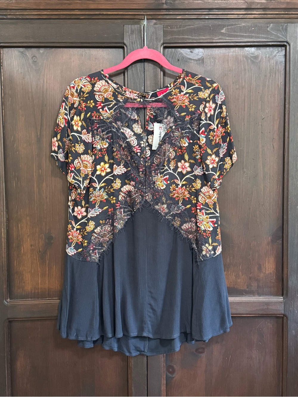 Daytrip Floral Lace Trim keyhole Floral Short Sleeve Women's FlowyTop size Small